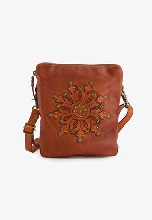 Læder crossbody taske i dyb brun med et blomsterpræget design, pyntet med blå og guld nitter, og har en justerbar rem.