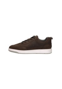Bruine suède sneakers met een gestructureerde afwerking, voorzien van een witte rubberen zool en contrasterende grijze veters, ontworpen voor casual gebruik.