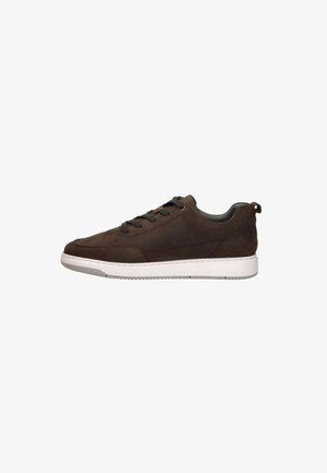 Bruine suède sneakers met een gestructureerde afwerking, voorzien van een witte rubberen zool en contrasterende grijze veters, ontworpen voor casual gebruik.