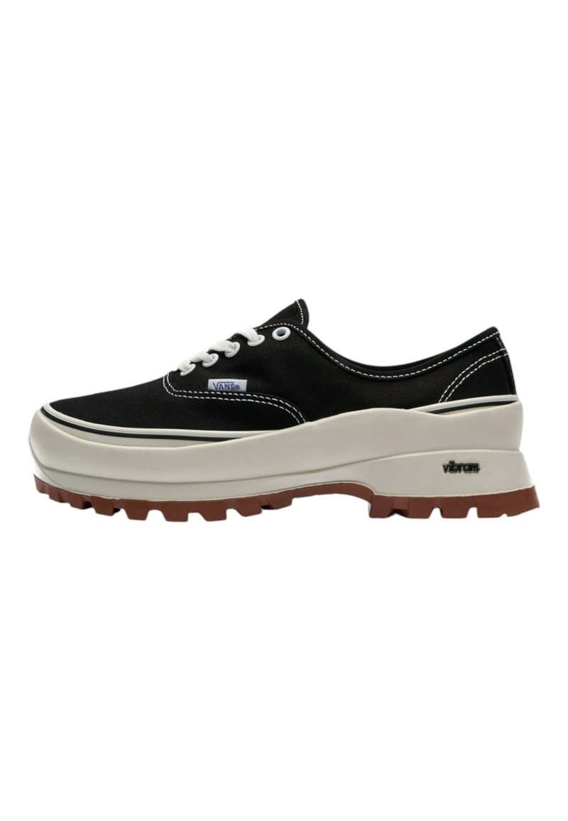 Schwarze Leinensneaker mit weißen Schnürsenkeln, gummierter Zwischensohle und braunem strukturiertem Außensohlenmaterial. Verfügt über kontrastierende weiße Nähte und ein Logo-Tag.