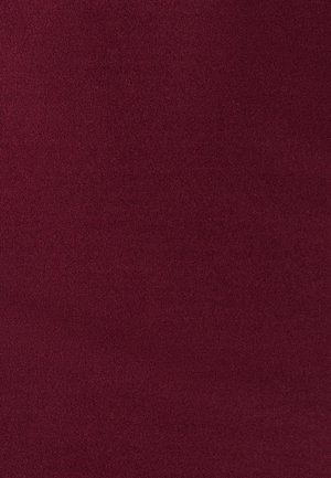 Tessuto scamosciato bordeaux, morbido al tatto con una finitura leggermente lucida, colore uniforme, senza motivi o dettagli hardware visibili.