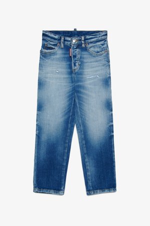 Jeans de denim azul claro com um ajuste descontraído, apresentando desbotamento, detalhes desgastados e um design clássico de cinco bolsos. Fecho com botão metálico.