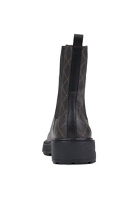 Bottines noires avec une finition texturée, présentant un panneau arrière imprimé du logo et une semelle noire robuste, mettant en avant un design contemporain.