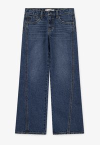 Bredda blå denimjeans med en klassisk femficksdesign, som har kontrasterande sömmar och en slät yta.