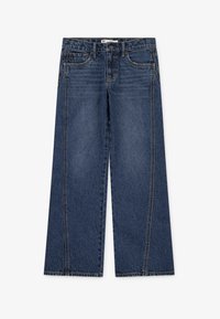 Jeans de mezclilla azul de pierna ancha con un clásico diseño de cinco bolsillos, que presenta costuras en contraste y una textura suave.