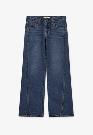 Jeans de ganga azuis de perna larga com um design clássico de cinco bolsos, apresentando costuras em contraste e uma textura suave.