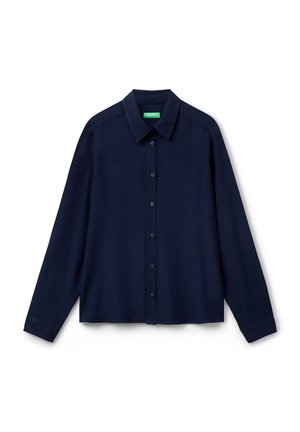 Marineblauw, overhemd met lange mouwen, knoopsluiting, kraag, knopen aan de voorkant en een rechte zoom, plat gelegd op een witte achtergrond.