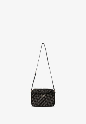Bolso bandolera con patrón en negro y beige, correa de hombro ajustable, detalles en dorado y compartimentos con cremallera.