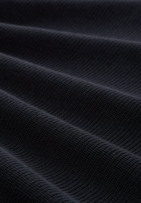 Tessuto scuro texturizzato con un motivo a costine, caratterizzato da linee orizzontali alternate e un aspetto morbido e intrecciato.
