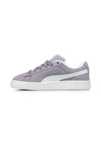 Sneaker in suede viola con suola in gomma bianca, dotate di lacci tondi, suola testurizzata e un logo discreto sulla linguetta.