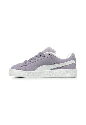 Sneaker in suede viola con suola in gomma bianca, dotate di lacci tondi, suola testurizzata e un logo discreto sulla linguetta.