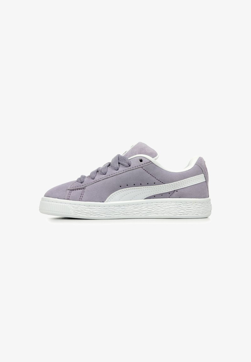 Sneaker in suede viola con suola in gomma bianca, dotate di lacci tondi, suola testurizzata e un logo discreto sulla linguetta.