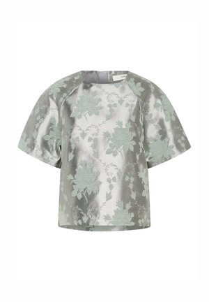 Blusa de manga corta en satén plateado con un patrón floral texturizado en menta. Cuello redondo y corte relajado, con mangas raglán.