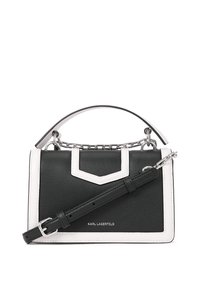 Sac à main en cuir noir et blanc avec une forme structurée, doté d'une poignée en chaîne, d'une bandoulière ajustable et d'un logo bien visible.