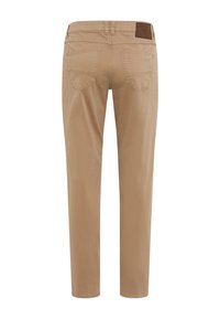 Beige chino's gemaakt van zachte stof, met een slim fit, twee achterzakken en een leren label op de tailleband.