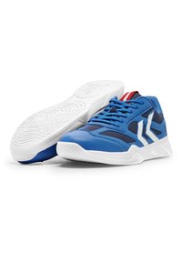 Zapatillas deportivas azules hechas de materiales sintéticos, con paneles de malla, suela blanca y acentos en rojo y blanco en la lengüeta.