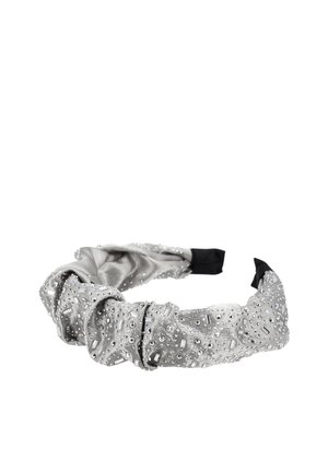 Cerchietto argento arricciato decorato con piccoli strass rotondi e rettangolari, estremità rivestite in tessuto nero visibili su ogni lato.