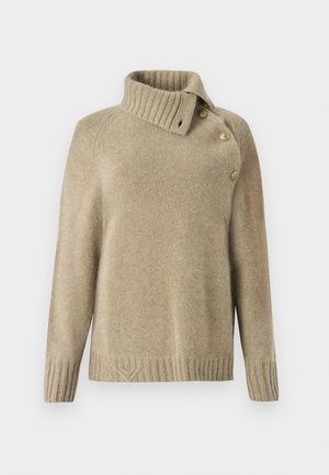 Béžový pletený sveter s vysokým rebrovaným golierom, s tromi zlatými gombíkmi na jednej strane a rebrovanými manžetami na leme a rukávoch.