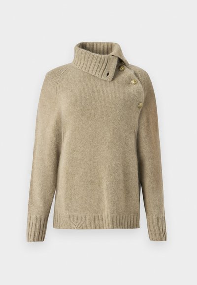 Μπεζ πλεκτό πουλόβερ με ψηλό ριμπ πλεκτό γιακά, που διαθέτει τρία χρυσά κουμπιά στη μία πλευρά και ριμπ πλεκτές μανσέτες στο κάτω μέρος και στα μανίκια.