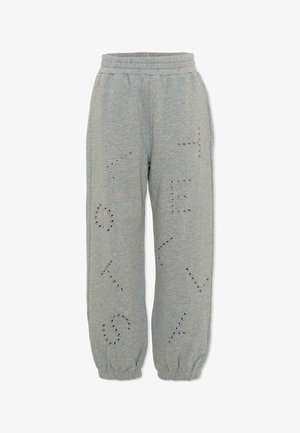 Szare spodnie dresowe z elastycznym pasem i ściągaczami przy nogawkach, ozdobione wzorami okrągłych dziurek tworzących abstrakcyjne kształty i litery.