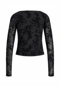 Melna garaiem piedurknēm blūze ar strukturētu ziedu rakstu. Caurskatāmas piedurknes un cieta aizmugure, pieguļoša siluets un apaļa kakla izgriezuma forma.