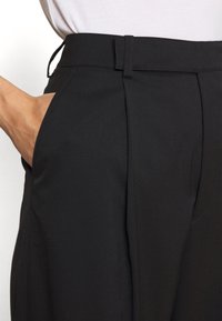 Filippa K Spodnie materiałowe