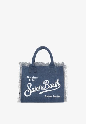 Sac cabas en denim bleu avec bords effilochés, anses courtes et texte blanc : "The place to be Saint Barth Summer Paradise."