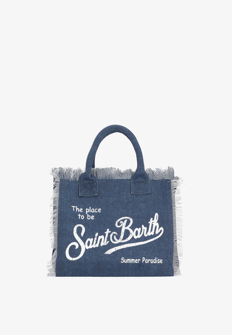 Blauwe denim tas met rafelige randen, korte handvatten en witte tekst met de tekst "The place to be Saint Barth Summer Paradise."