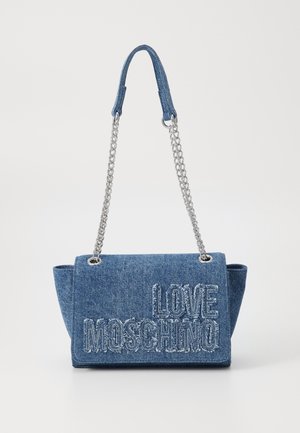 Borsa in denim con tracolla a catena argentata e "LOVE MOSCHINO" ricamato sulla pattina frontale in grandi lettere cucite.
