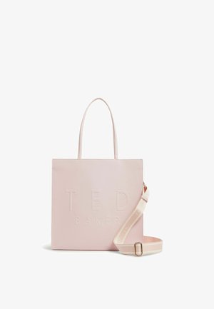 Sac tote carré rose clair avec deux poignées et une large bandoulière amovible embossée du logo "Ted Baker".