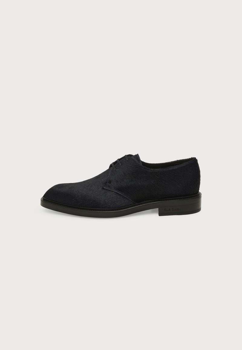 Chaussure habillée homme noire à lacets, semelle lisse et petit talon, avec une finition texturée avec poils.