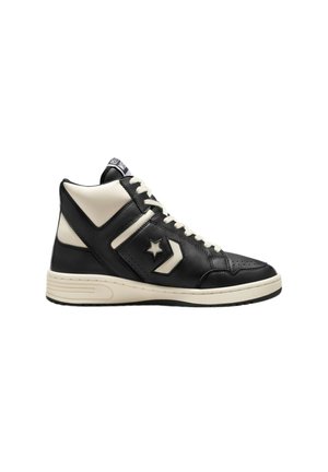 Sorte high-top sneakers med en glat læderoverdel, cremefarvede accenter, perforerede detaljer og en kontrasterende gummisål.