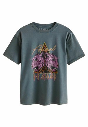 T-paita tumman turkoosista puuvillasta, jossa on grafiikka kahdesta leopardista ja teksti "Animal Def Leppard" kirkkaan vaaleanpunaisena ja keltaisena. Lyhythihaisissa, pyöreä kaula-aukoissa.