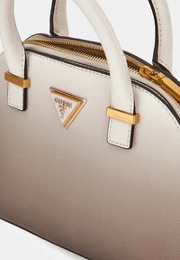 Sac à main structuré avec un dégradé du blanc au beige, doté d'une surface texturée, de ferrures dorées et d'un logo triangulaire.