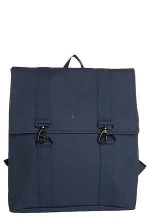 Marineblauer RAINS-Rucksack mit zwei vorderen Riemen und schwarzen Metallverschlüssen, ausgestattet mit einem oberen Griff und einem glatten, minimalistischen Design.