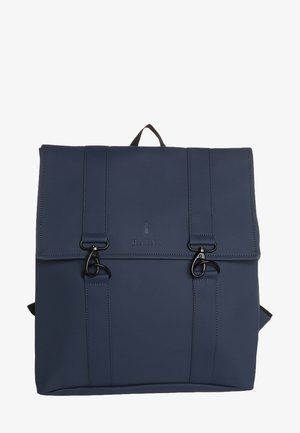 Marineblauer RAINS-Rucksack mit zwei vorderen Riemen und schwarzen Metallverschlüssen, ausgestattet mit einem oberen Griff und einem glatten, minimalistischen Design.