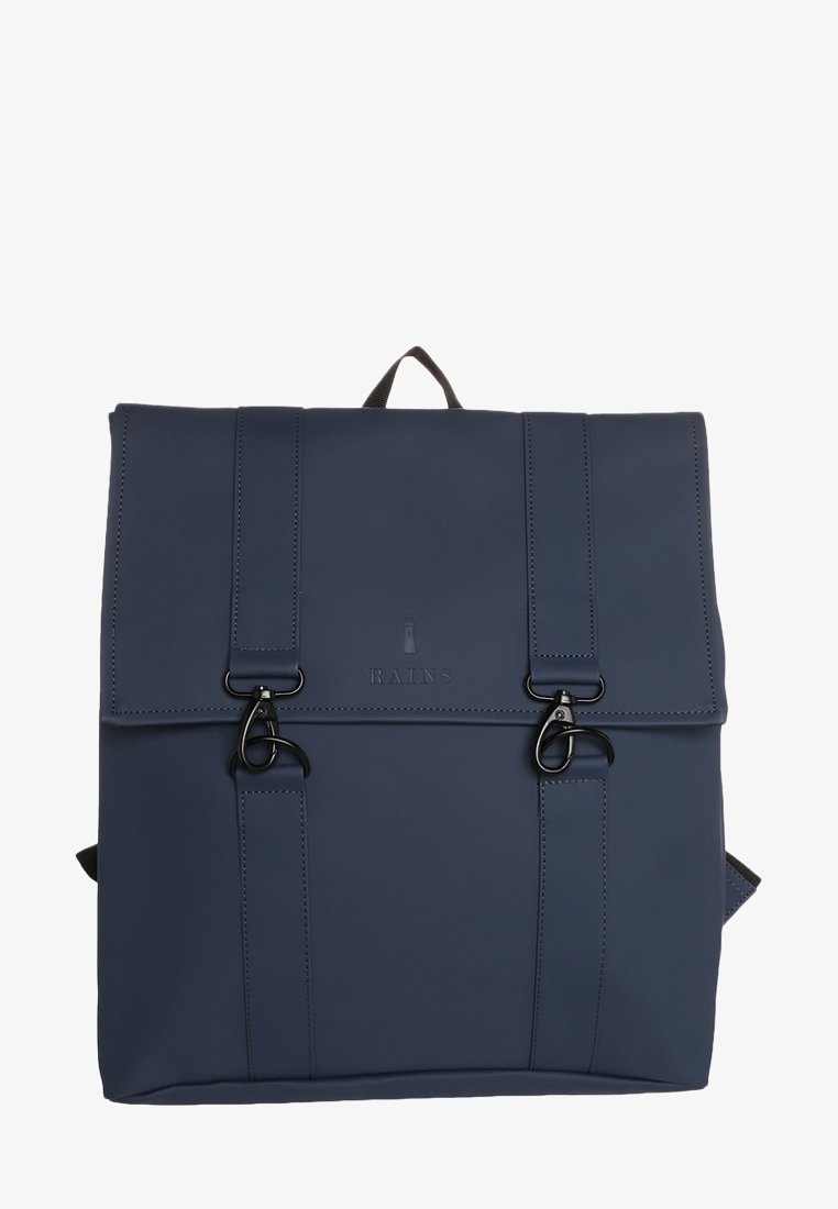 Sac à dos RAINS bleu marine avec deux sangles avant et boucles métalliques noires, doté d'une poignée supérieure et d'un design lisse et minimaliste.