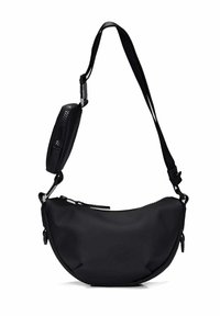 Borsa a tracolla nera a forma di mezzaluna con tracolla regolabile e piccolo astuccio con zip removibile attaccato vicino alla tracolla.