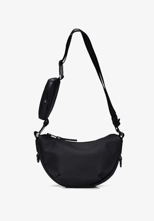 Zwarte maansvormige crossbody tas met een verstelbare schouderband en een kleine afneembare ritstas die vlakbij de band is bevestigd.