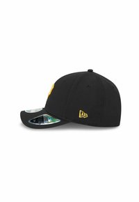 Gorra negra ajustada con visera curva, que presenta un logo bordado en amarillo y detalles. Fabricada con un tejido de textura suave.