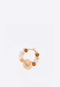 Pendientes de aro en tono dorado con cuentas facetadas multicolores, que presentan un charm redondo con letras en relieve y un diseño de corazón en el centro.