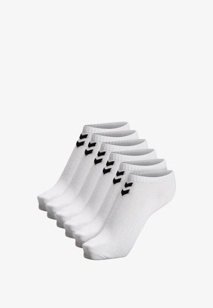 Calcetines tobilleros blancos, mezcla de algodón, con patrón de chevron negro en el talón, con un diseño de corte bajo. Paquete de seis pares.