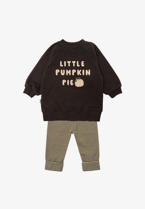 Schwarzer Pullover mit dem Text "KLEINER PUMPKIN PIE" und einer Kürbisgrafik. Ein Paar beige und braun gestreifte Leggings mit Bündchen an den Knöcheln.