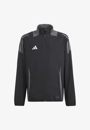 Zwarte sportjack gemaakt van lichtgewicht materiaal, met een hoge kraag, grijze accenten, ritssluiting en zijzakken. Adidas-logo zichtbaar.