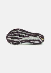 Suola della scarpa con un motivo di battistrada multi-direzionale in viola scuro e grigio, con una superficie texturizzata e un accento del logo dorato.