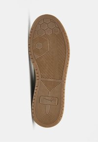 Kengän ulkopohja vaaleanruskeasta kumista, jossa on kuusikulmaisia ja aaltoilevia kuvioita. Koko 42 merkitty sivulle. Pintakuviointi tarjoaa pitoa ja vakauden.