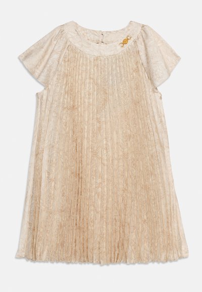 Μπεζ πλισέ φόρεμα με κοντά μανίκια, διακριτικό λουλουδάτο σχέδιο και διακοσμητικό χρυσό καρφί κοντά στη λαιμόκοψη.