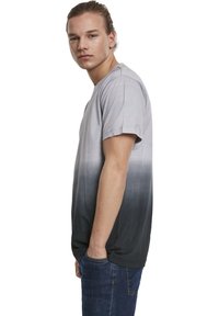 Urban Classics DIP DYED TEE - Apdrukāts T-krekls - grey/black