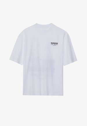 T-shirt bianco a maniche corte con grafiche nere "SUNSHINE Los Angeles" sulla parte sinistra del petto. Collo a girocollo, vestibilità comoda.