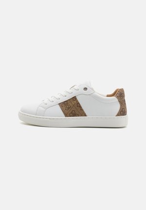 Baskets blanches avec un extérieur en cuir lisse, un panneau accent à motif marron et un talon texturé beige. Semelle en caoutchouc avec un profil de traction minimal.